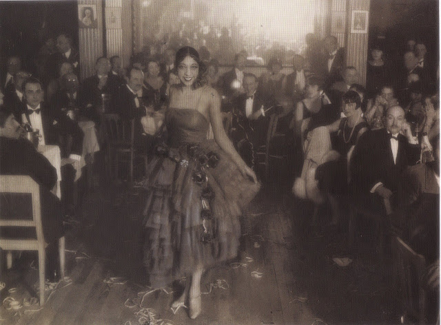 Жозефина с обнаженной спиной. Жозефина с обнаженной спиной.