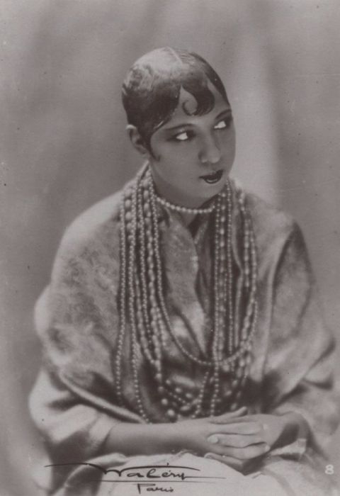 Изысканная женщина в меховой накидке, покорившая не одно сердце. Изысканная женщина в меховой накидке, покорившая не одно сердце.