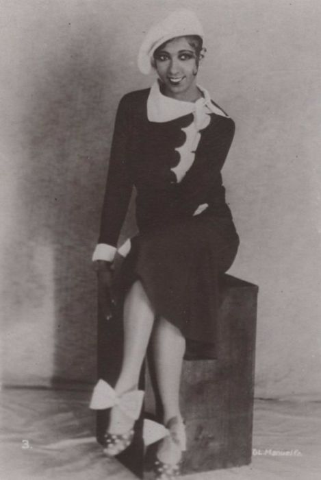 Раскрепощенный дух и уникальность костюмов придавали особого значения певице. Раскрепощенный дух и уникальность костюмов придавали особого значения певице.