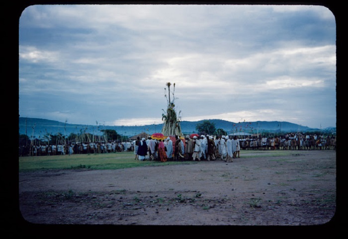Эфиопка возе своего жилища обрабатывает пшеничные колоски. Эфиопка возе своего жилища обрабатывает пшеничные колоски.