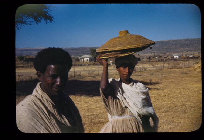 Женщина в белых одеяниях с ребенком на руках после родов. Женщина в белых одеяниях с ребенком на руках после родов.