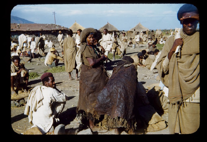 Мама готовит на обед огромную лепешку из муки для детей. Мама готовит на обед огромную лепешку из муки для детей.