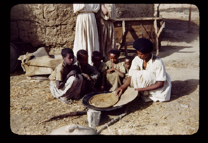 Эфиопские парни идут на охоту с длинными самодельными копьями. Эфиопские парни идут на охоту с длинными самодельными копьями.