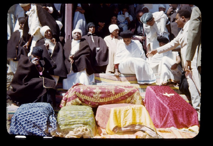 Самодельная повозка с большими колесами, запряженная в лошадь. Самодельная повозка с большими колесами, запряженная в лошадь.