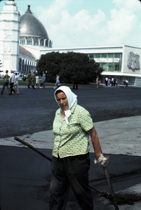 Орбитальная станция Салют-4 в павильоне Космос на выставке достижений народного хозяйства. Орбитальная станция Салют-4 в павильоне Космос на выставке достижений народного хозяйства.