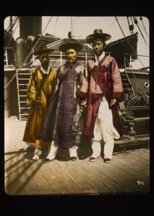 Три корейских джентльмена стоят на палубе судна. Три корейских джентльмена стоят на палубе судна.