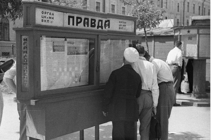 Мужчина, работающий чистильщиком обуви неподалеку от центра Москвы. Мужчина, работающий чистильщиком обуви неподалеку от центра Москвы.