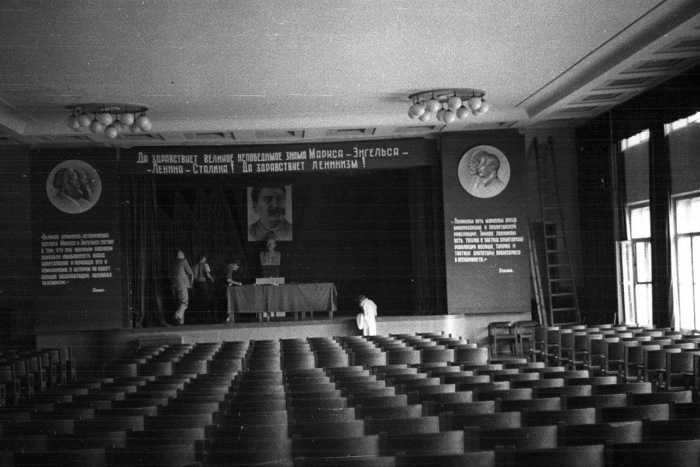 Дети во время обеда в детском саду. Дети во время обеда в детском саду.
