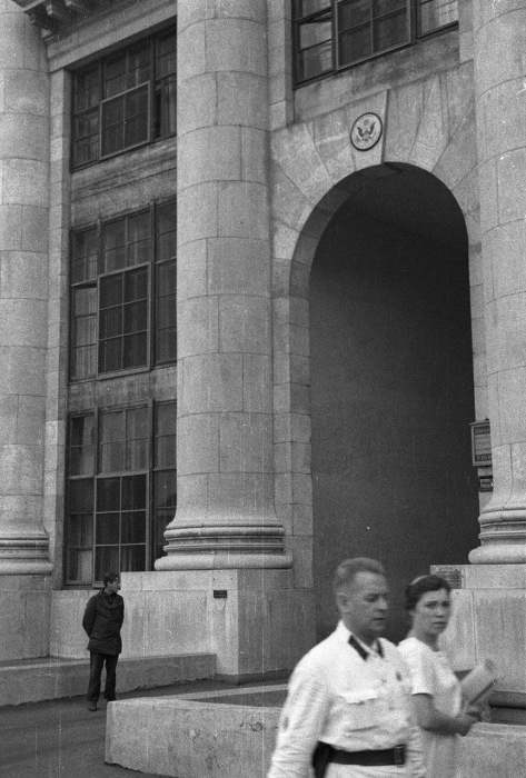 Уличная сцена в одном из Московских переулков. Уличная сцена в одном из Московских переулков.