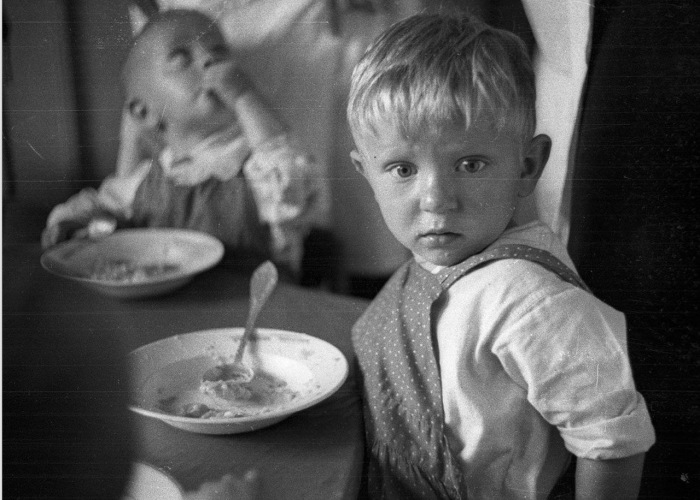 Люди, сидящие на ступеньках собора Василия Блаженного. Люди, сидящие на ступеньках собора Василия Блаженного.