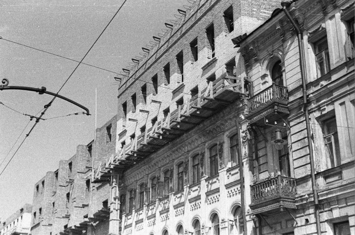 Очередь в столовую с утра перед открытием. Очередь в столовую с утра перед открытием.