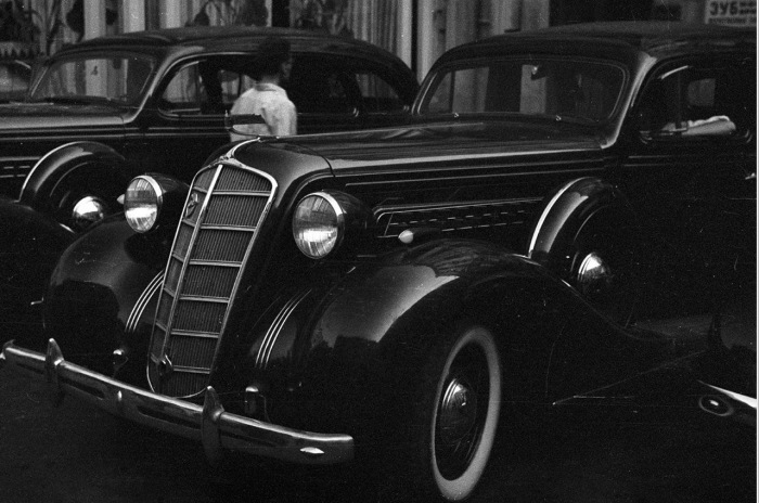 Женщина, работающая чистильщицей обуви. Женщина, работающая чистильщицей обуви.