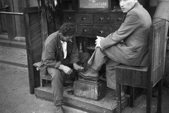 Оживленная улица возле метро в Москве. Оживленная улица возле метро в Москве.