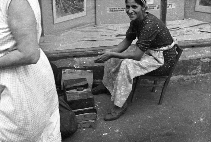 Женщина, переходящая дорогу в положенном месте. Женщина, переходящая дорогу в положенном месте.