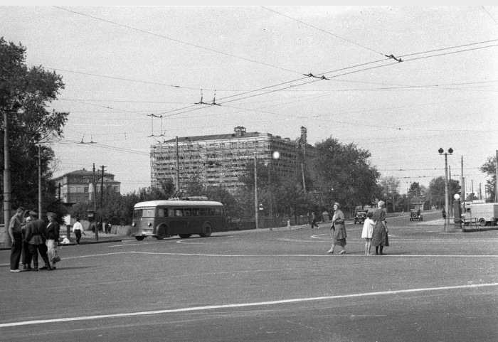 Рекламная надпись, написанная на асфальте. Рекламная надпись, написанная на асфальте.