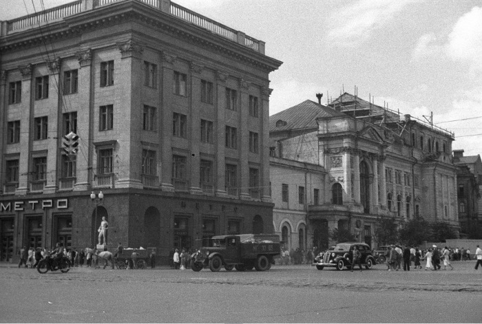 Мужчина продающий газированные напитки на улице. Мужчина продающий газированные напитки на улице.