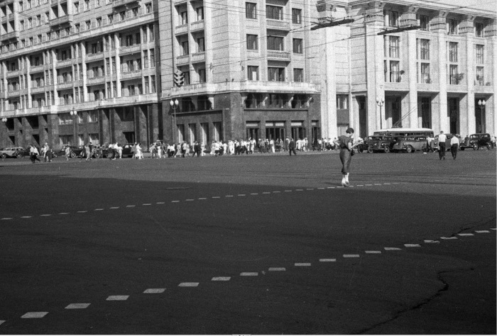 Продажа цветов на улице Петровка в Москве. Продажа цветов на улице Петровка в Москве.