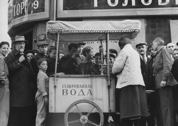 Студенты, спускающиеся по главной лестнице в здании МГУ. Студенты, спускающиеся по главной лестнице в здании МГУ.