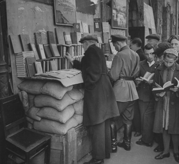 Динамо выигрывает со счетом 3:1 команду Красной армии. Динамо выигрывает со счетом 3:1 команду Красной армии.