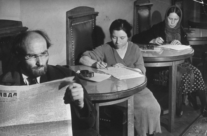 Рабочие в Спасо-Хаус убирают разбитые во время налетов ударными волнами витражи. Рабочие в Спасо-Хаус убирают разбитые во время налетов ударными волнами витражи.