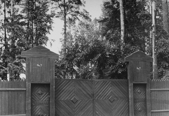 Холл московской гостиницы с мраморными статуями Ленина и Сталина. Холл московской гостиницы с мраморными статуями Ленина и Сталина.