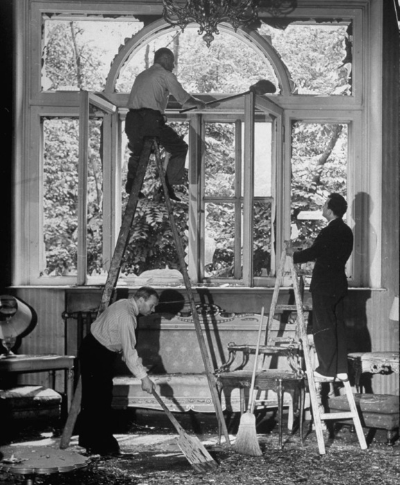 Маргарет Бурк Уайт со своим мужем писателем Эрскином Колдуэллом возле надписи берегите голову. Маргарет Бурк Уайт со своим мужем писателем Эрскином Колдуэллом возле надписи берегите голову.