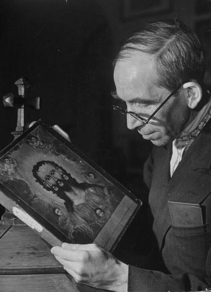 Студенты, внимательно слушающие лектора на лекции в Московском университете. Студенты, внимательно слушающие лектора на лекции в Московском университете.