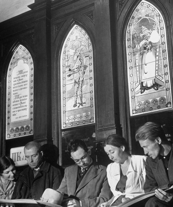 Перспективный молодой студент, защищающий свою дипломную работу в МГУ. Перспективный молодой студент, защищающий свою дипломную работу в МГУ.