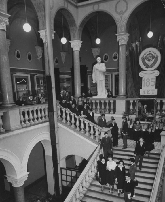 Студенты изучают новую модель отечественного локомотива. Студенты изучают новую модель отечественного локомотива.