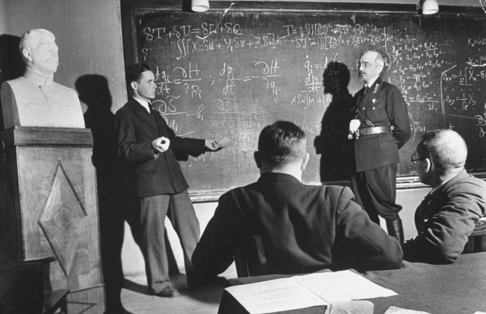 Студенты разгадывающие кроссворды в общежитии в свободное время. Студенты разгадывающие кроссворды в общежитии в свободное время.