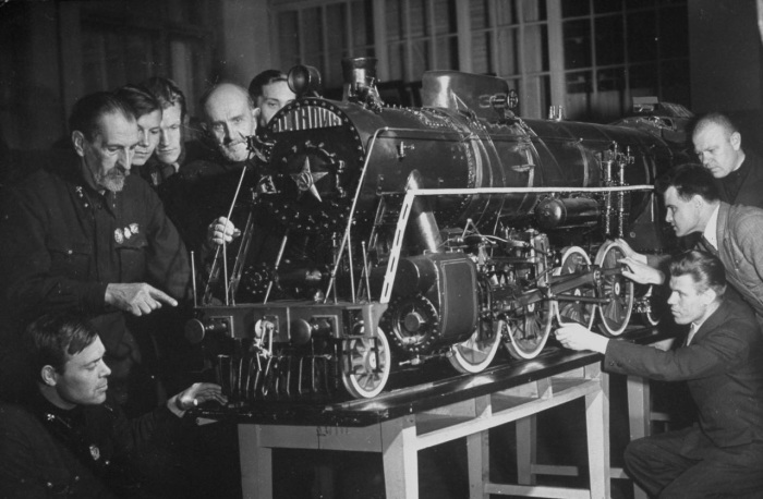 Студенты, играющие в шахматы в общежитии в свободное время. Студенты, играющие в шахматы в общежитии в свободное время.