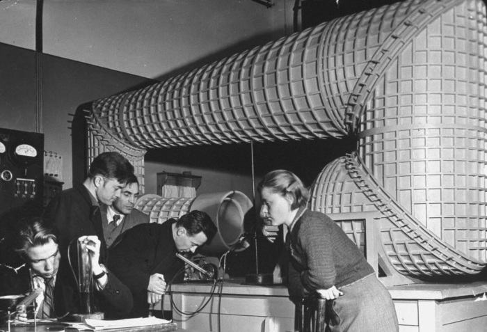 Распродажа книг и журналов на улице под открытым небом. Распродажа книг и журналов на улице под открытым небом.