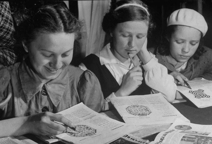 Дети, играющие в войну в детском садике. Дети, играющие в войну в детском садике.