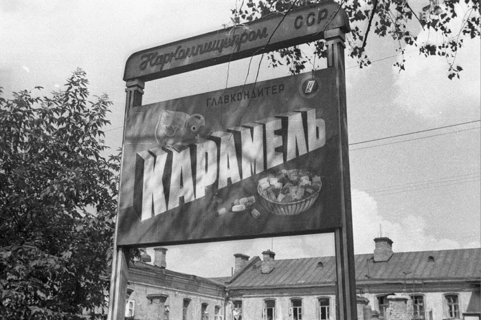 Рекламный стенд. СССР, Москва, 1939 год. Рекламный стенд. СССР, Москва, 1939 год.