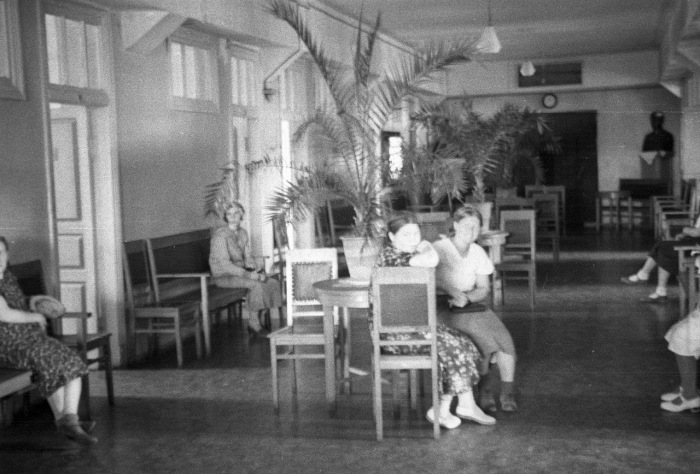 Женщины, сидящие на стульях в холле административного здания. СССР, Москва, 1939 год. Женщины, сидящие на стульях в холле административного здания. СССР, Москва, 1939 год.