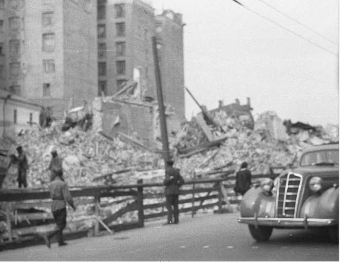 Снос старого здания на улице Горького. СССР, Москва, 1939 год. Снос старого здания на улице Горького. СССР, Москва, 1939 год.