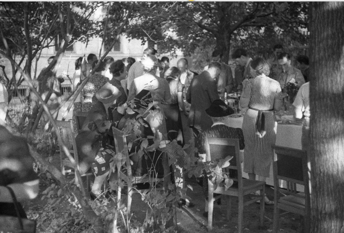 Люди, празднующие день рождения на пикнике. СССР, Москва, 1939 год. Люди, празднующие день рождения на пикнике. СССР, Москва, 1939 год.