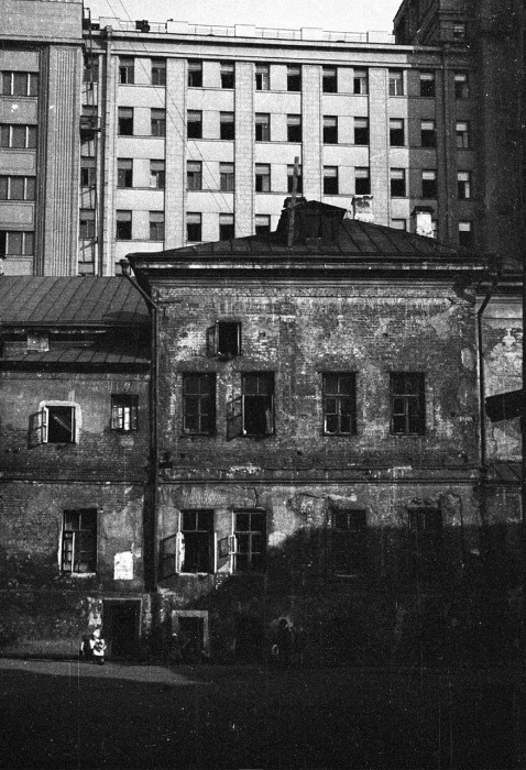 Вид со стороны Георгиевского переулка на бывшее здание Совета Труда и Обороны. СССР, 1939 год. Вид со стороны Георгиевского переулка на бывшее здание Совета Труда и Обороны. СССР, 1939 год.