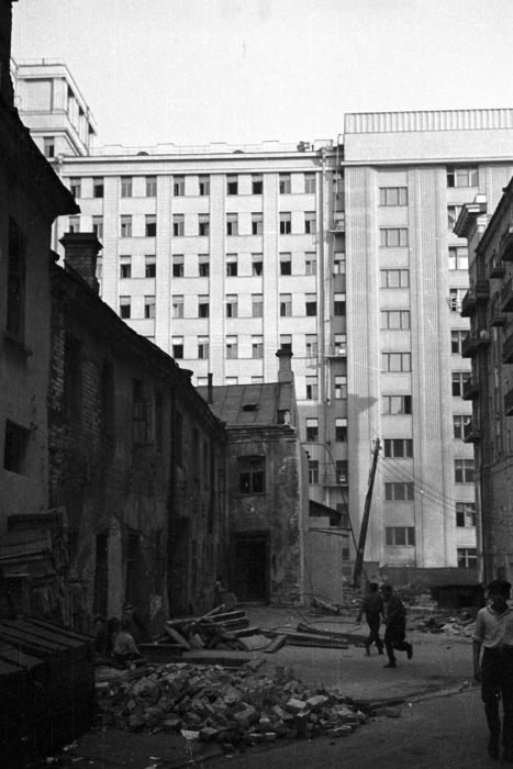 Ремонтные работы на Георгиевском переулке, возле бывшего здания Совета Труда и Обороны. СССР, 1939 год. Ремонтные работы на Георгиевском переулке, возле бывшего здания Совета Труда и Обороны. СССР, 1939 год.