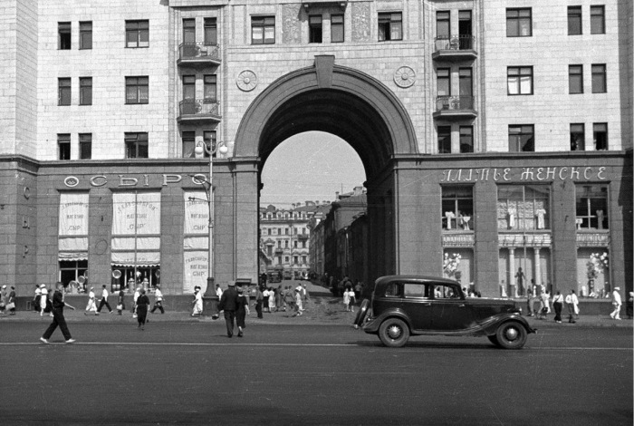 Арка Георгиевского переулка со стороны улицы Горького. СССР, 1939 год. Арка Георгиевского переулка со стороны улицы Горького. СССР, 1939 год.