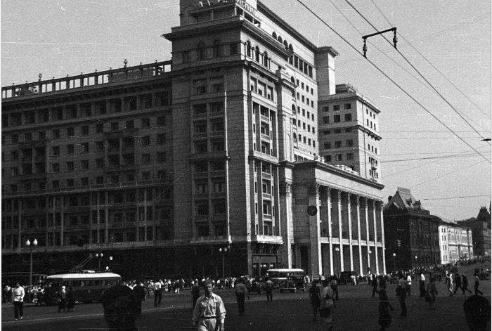 Оживленная улица. СССР, Москва, 1939 год. Оживленная улица. СССР, Москва, 1939 год.