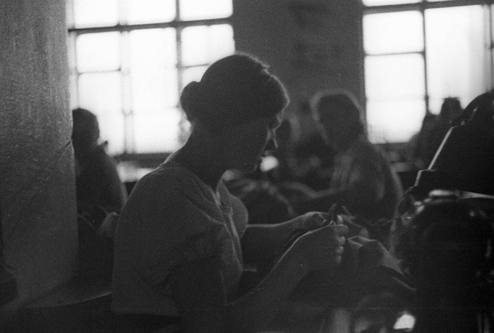 Женщина во время шитья на фабрике. СССР, Москва, 1939 год. Женщина во время шитья на фабрике. СССР, Москва, 1939 год.