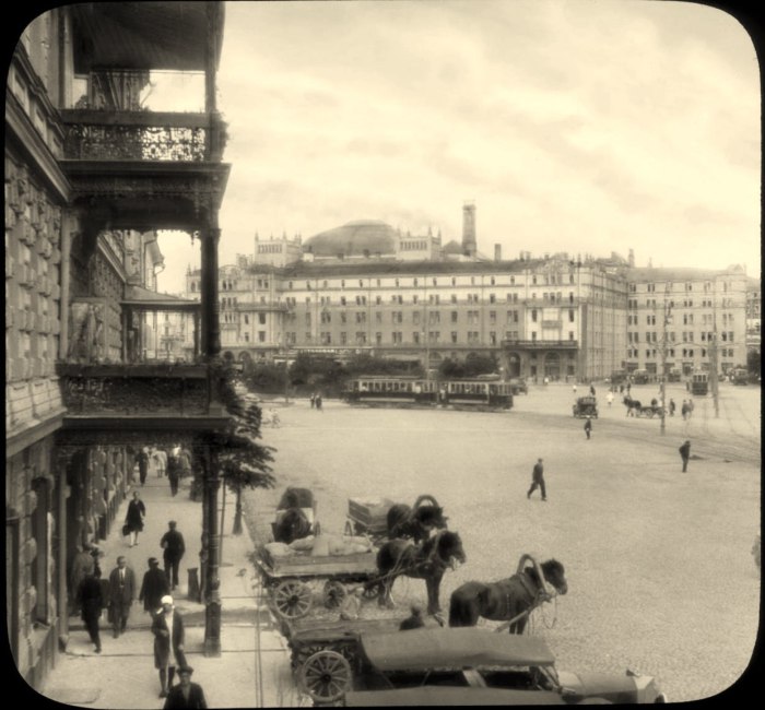 Повозки возле отеля Метрополь. СССР, Москва, 1931 год. Повозки возле отеля Метрополь. СССР, Москва, 1931 год.