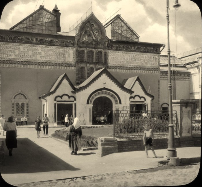 Мальчик возле Государственной Третьяковской галереи. СССР, Москва, 1931 год. Мальчик возле Государственной Третьяковской галереи. СССР, Москва, 1931 год.