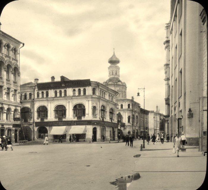 Магазины на Пятницкой улице. СССР, Москва, 1931 год. Магазины на Пятницкой улице. СССР, Москва, 1931 год.