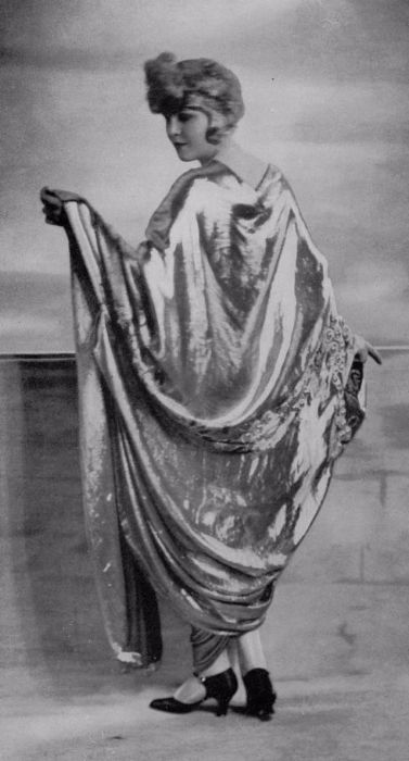 Вечернее платье с длинной черной бахромой. Вечернее платье с длинной черной бахромой.