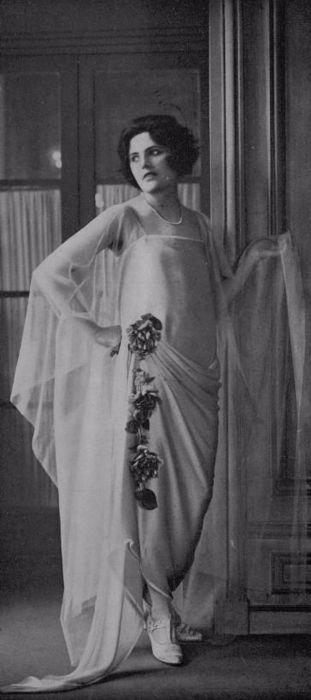 Воздушное платье с золотыми вставками, цветами и белым жемчужным ожерельем. Воздушное платье с золотыми вставками, цветами и белым жемчужным ожерельем.