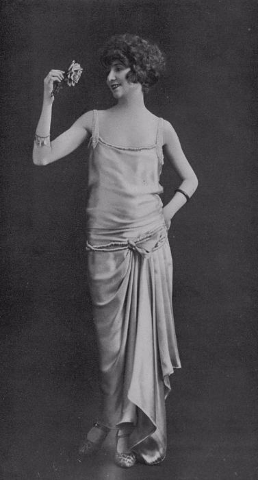 Модный туалет усыпан крупными и мелкими розами с многослойными юбками. Модный туалет усыпан крупными и мелкими розами с многослойными юбками.