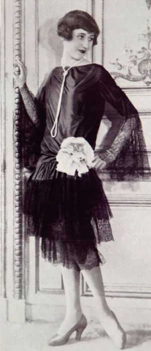 Неизменный материала платья - шелк. Неизменный материала платья - шелк.