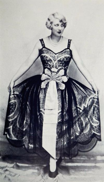 Оголенные плечи и спина раскрепощают женский пол. Оголенные плечи и спина раскрепощают женский пол.